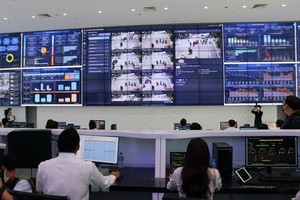 Vận hành Trung tâm Giám sát, điều hành thông minh tỉnh Bình Dương. (Ảnh: Chí Tưởng/TTXVN).