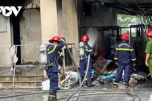 Lực lượng phòng cháy chữa cháy tiến hành dập lửa.