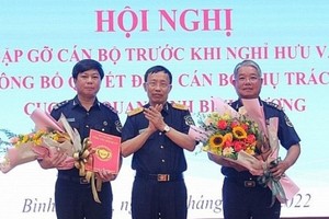 Tổng cục trưởng Tổng cục Hải quan Nguyễn Văn Cẩn trao quyết định và chúc mừng các đồng chí Nguyễn Phước Việt Dũng, Nguyễn Trường Giang.