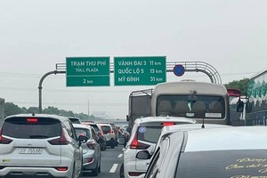 Tình trạng tắc nghẽn trước trạm thu phí trên quốc lộ 5B, cao tốc Hà Nội-Hải Phòng, được các tài xế phản ánh chiều 24/5 trên diễn đàn OFFB.