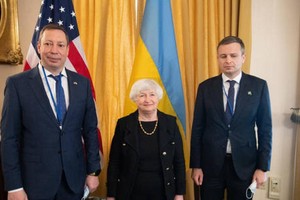 Bộ trưởng Tài chính Mỹ Janet Yellen (giữa) cùng Bộ trưởng Tài chính Ukraine Sergey Marchenko (phải) và Thống đốc Ngân hàng trung ương Ukraine Kyrylo Shevchenko ngày 21/4/2022 tại Washington DC. Ảnh: AFP