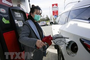 Bơm xăng cho phương tiện tại một trạm xăng ở British Columbia, Canada ngày 20/4/2022. (Ảnh: THX/TTXVN).