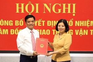 Chủ tịch UBND tỉnh Bắc Ninh Nguyễn Hương Giang trao Quyết định bổ nhiệm Giám đốc Sở Giao thông vận tải cho ông Nguyễn Minh Hiếu (ảnh Cổng TTĐT).
