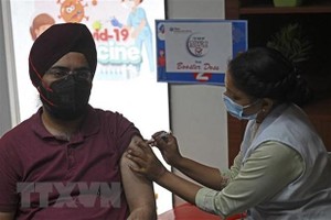 Nhân viên y tế tiêm vaccine phòng COVID-19 cho người dân ở New Delhi, Ấn Độ ngày 10/4/2022. (Ảnh: AFP/TTXVN).