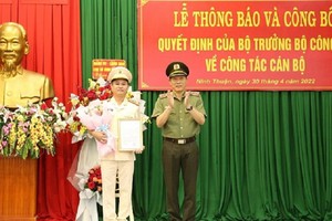Thượng tướng Lương Tam Quang (bên phải) trao quyết định bổ nhiệm cho đại tá Huỳnh Tấn Hạnh (Ảnh: CA).