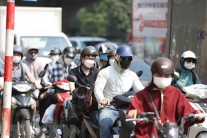 Các phương tiện lưu thông trên đường phố Hà Nội. (Ảnh: TTXVN phát)