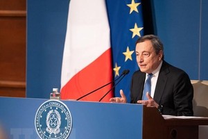 Thủ tướng Italy Mario Draghi phát biểu trong cuộc họp báo cuối năm tại Rome. (Ảnh: THX/TTXVN).