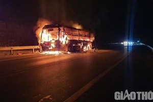 Xe khách bị cháy trên cao tốc Nội Bài-Lào Cai. (Nguồn: Atgt.vn).