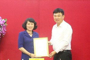 Đồng chí Ngô Hoàng Ngân, Phó Bí thư Thường trực Tỉnh ủy Quảng Ninh trao quyết định và chúc mừng đồng chí Nguyễn Thị Vinh.