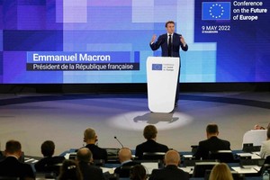 Tổng thống Pháp Emmanuel Macron phát biểu trước Nghị viện châu Âu. Ảnh: Le Monde.