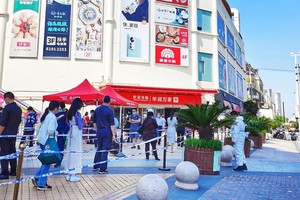 Một khu phố ở Thượng Hải tiến hành xét nghiệm cho người dân. Ảnh: VCG.