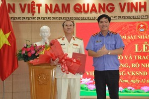Ông Nguyễn Quang Dũng, Phó Viện trưởng Viện kiểm sát nhân dân tối cao trao quyết định bổ nhiệm Viện trưởng Viện kiểm sát nhân dân tỉnh Quảng Nam cho ông Trần Hoài Nam.