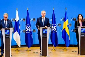 Tổng Thư ký NATO Stoltenberg (giữa) và nữ Ngoại trưởng Thụy Điển Ann Linde cùng Ngoại trưởng Phần Lan Pekka Haavisto. Ảnh: NATO.