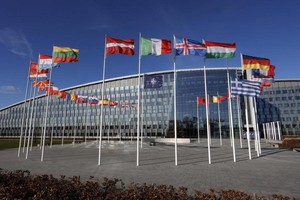 Quốc kỳ các nước bên ngoài trụ sở NATO ở Brussels, Bỉ ngày 7/2/2011. Ảnh: AP.
