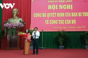 Ông Bùi Văn Nghiêm, Ủy viên Ban Chấp hành Trung ương Đảng, Bí thư Tỉnh ủy trao Quyết định của Ban Bí thư cho bà Hồ Thị Thu Hằng.