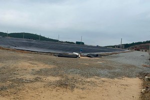 Dự án xử lý triệt để ô nhiễm môi trường do rác thải sinh hoạt tại các khu vực trọng điểm trên địa bàn tỉnh Thừa Thiên Huế thi công ngổn ngang, chậm tiến độ. Chủ đầu tư “sốt ruột”, trong khi các nhà thầu lại “đủng đỉnh”…