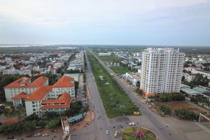 Tuyến đường sắt TP.HCM - Cần Thơ, đoạn qua địa bàn TP. Cần Thơ đi trên cao vượt qua sông Hậu và khu đô thị mới Nam Cần Thơ. Trong ảnh: Khu đô thị Nam Cần Thơ. Ảnh: Anh Khoa.