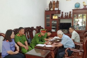 Cơ quan chức năng đọc Quyết định khởi tố bị can Nguyễn Trọng Hòa.