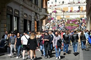 Người dân và du khách đi dạo ở Via dei Condotti, Rome (Italy). (Ảnh: THX/TTXVN).