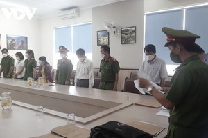 Cơ quan chức năng đọc lệnh khởi tố, bắt giam ông Trí và những người liên quan tại trụ sở CDC Đắk Lắk sáng 27/5. 