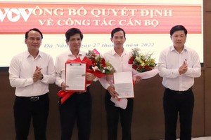 Ông Lương Nguyễn Minh Triết, Phó Bí thư Thường trực Thành ủy Đà Nẵng (ngoài cùng bên phải) trao quyết định bổ nhiệm Chánh Văn phòng Đoàn Đại biểu Quốc hội và HĐND TP Đà Nẵng cho ông Nguyễn Xuân Tiến (thứ hai từ phải sang).