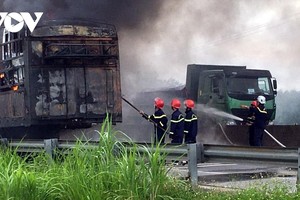 Chiếc xe bị cháy trơ khung.