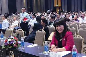 Bà Lương Thị Cẩm Tú (hàng đầu) vừa đắc cử Chủ tịch HĐQT Eximbank nhiệm kỳ VII .