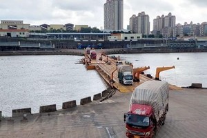 Thông quan trở lại Lối mở cầu phao tạm Km3+4 Hải Yên. (Ảnh: TTXVN phát).