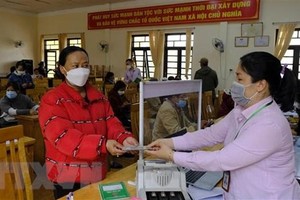 Ngân hàng Chính sách Xã hội giải ngân cho vay hỗ trợ việc làm và cho vay học sinh, sinh viên. (Ảnh: Đặng Tuấn/TTXVN)