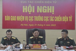 Trung tướng Huỳnh Chiến Thắng chứng kiến ký bàn giao nhiệm vụ Cục trưởng Cục Tác chiến điện tử.