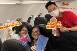 Hành khách nhận được những món quà thú vị từ phi hành đoàn Vietjet trên chuyến bay.