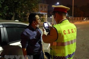 Kiểm tra nồng độ cồn với các tài xế lái xe đường dài tại trạm thu phí Pháp Vân-Cầu Giẽ. (Ảnh: Phạm Kiên/TTXVN)