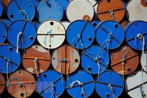 Các thùng dầu thô tại cơ sở của Tập đoàn Năng lượng Vermilion của Canada ở Parentis-en-Born, Pháp. (Ảnh: REUTERS/TTXVN).