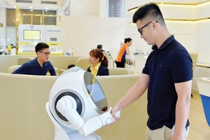 Nam A Bank ghi dấu ấn trên thị trường tài chính khi là ngân hàng Việt đầu tiên đưa robot vào phục vụ giao dịch.