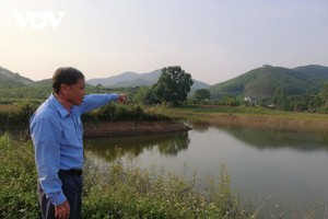 Lòng hồ Suối Nứa bị lấn chiếm từ nhiều năm nay chưa được xử lý.