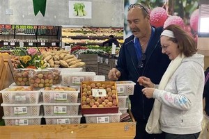 Người dân Australia mua hàng tại siêu thị. (Ảnh: Diệu Linh/TTXVN).