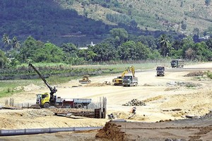 Giá các loại nguyên vật liệu không ngừng “leo thang” khiến các nhà thầu dự án đầu tư công có xu hướng chờ đợi để được bù giá.