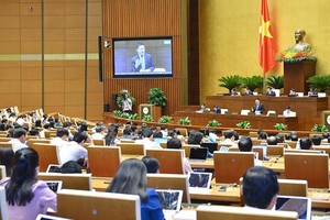 Bộ trưởng Bộ Tài chính Hồ Đức Phớc trả lời chất vấn của đại biểu Quốc hội.