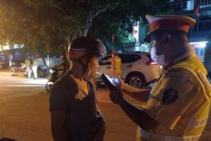 Đo nồng độ cồn người tham gia giao thông. (Ảnh: Đức Thọ/TTXVN).