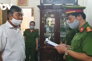 Cơ quan công an tống đạt lệnh khởi tố ông Nguyễn Chí Hiến.