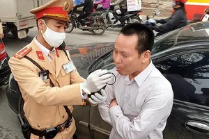 Đảng viên vi phạm nồng độ cồn khi lái xe sẽ bị gửi thông báo về cơ quan. (Ảnh: Tâm An).