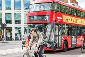 Xe buýt và xe đạp được nhiều người dân Anh lựa chọn khi giá nhiên liệu tăng mạnh (Ảnh: KT).