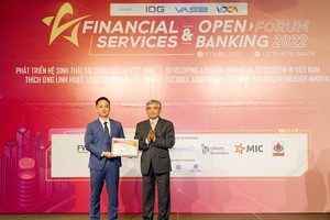 Đại diện MB Ageas Life - Ông Đỗ Tuấn Anh – Chủ tịch Ủy ban Điều hành, Phó Tổng Giám đốc MB Ageas Life nhận giải thưởng.