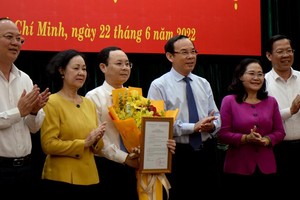 Ủy viên Bộ Chính trị, Trưởng ban Tổ chức Trung ương Trương Thị Mai trao quyết định chuẩn y của Bộ Chính trị cho ông Nguyễn Văn Hiếu.