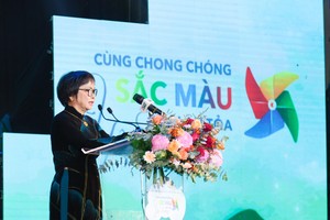 Bà Cao Thị Ngọc Dung, chủ tịch HĐQT PNJ phát biểu tại chương trình nghệ thuật “Cùng chong chóng sắc màu lan tỏa yêu thương” diễn ra vào ngày 22/6 tại Nhà hát Hòa Bình.