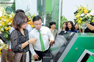 Khách hàng trải nghiệm các dịch vụ ngân hàng số mới nhất tại trụ sở mới Vietcombank Ba Đình.