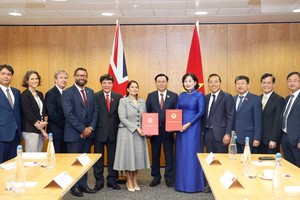 Thống đốc Ngân hàng Nhà nước Việt Nam Nguyễn Thị Hồng và Bộ trưởng Bộ Nội vụ Anh Priti Patel trao Biên bản ghi nhớ về phòng, chống rửa tiền.