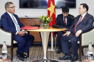 Chủ tịch Quốc hội Vương Đình Huệ tiếp ông Alok Sharma, Chủ tịch Hội nghị về biến đổi khí hậu của Liên hợp quốc COP26.