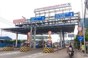 Trạm thu phí BOT T2 trên Quốc lộ 91 dừng thu phí từ tháng 5/2019 đến nay. (Ảnh: Thanh Sang/TTXVN).