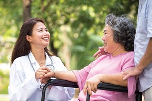 Việc bảo vệ sức khỏe khách hàng được các doanh nghiệp nhân thọ quan tâm nhiều hơn. Ảnh: Dũng Minh.